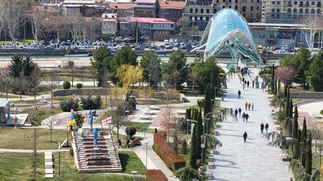 Corespondență din Tbilisi - Georgia. Ce se întâmplă în orașul unde refugiații ruși și cei ucraineni le cer socoteală lui Putin și lui Stalin