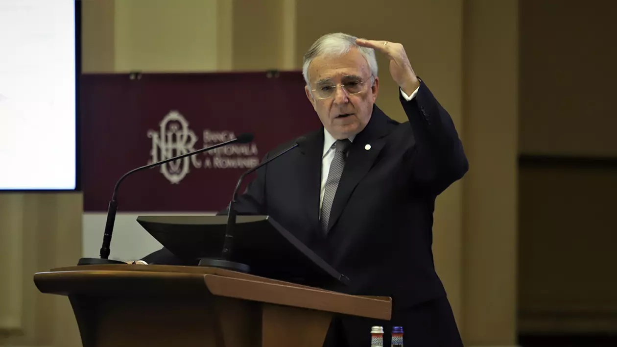 Guvernatorul BNR Mugur Isărescu gesticulând
