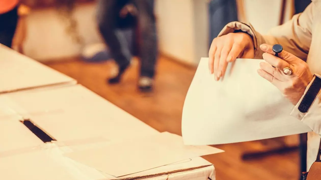 O femeie introduce buletinul de vot în urnă, la alegerile parlamentare din România din anul 2024