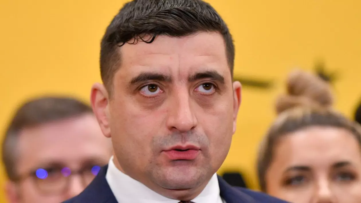 George Simion, președintele AUR, la un eveniment, având în spate un fundal portocaliu