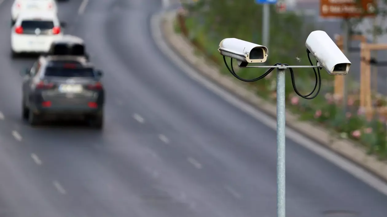 În imagine sunt ilustrate două camere de supraveghere pe șosea