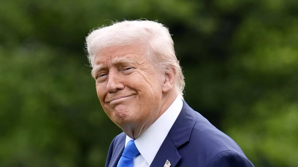 Președintele american Donald Trump se plimbă pe peluza sudică a Casei Albe din Washington, înainte de plecarea sa spre Alabama, pe 1 mai 2025.