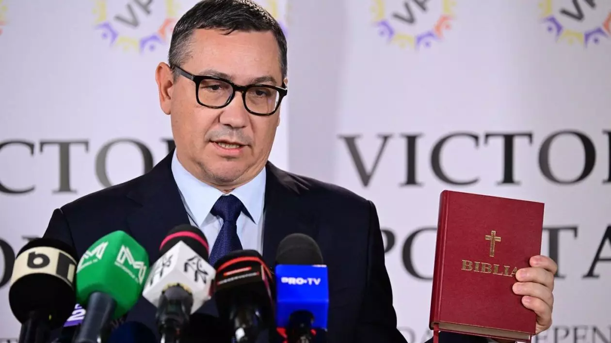 Candidatul prezidențial Victor Ponta jură pe Biblie, în timpul unei conferințe de presă la sediul campaniei sale din București, pe 2 mai 2025. Forțat să demisioneze din funcția de prim-ministru în 2015 în urma protestelor anticorupție masive împotriva guvernului său condus de social-democrați, declanșate de un incendiu mortal într-un club de noapte, Victor Ponta spune că s-a schimbat și candidează ca independent.