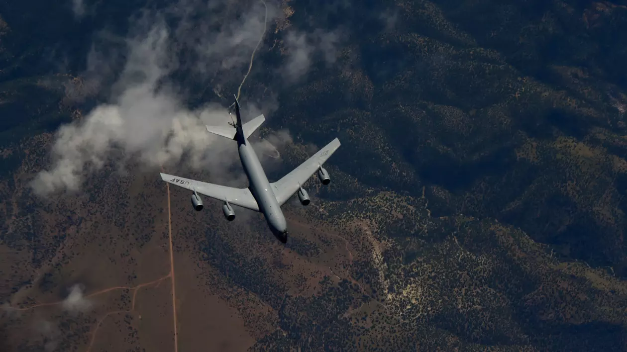 Avion KC-135 Stratotanker văzut de sus, în zbor.