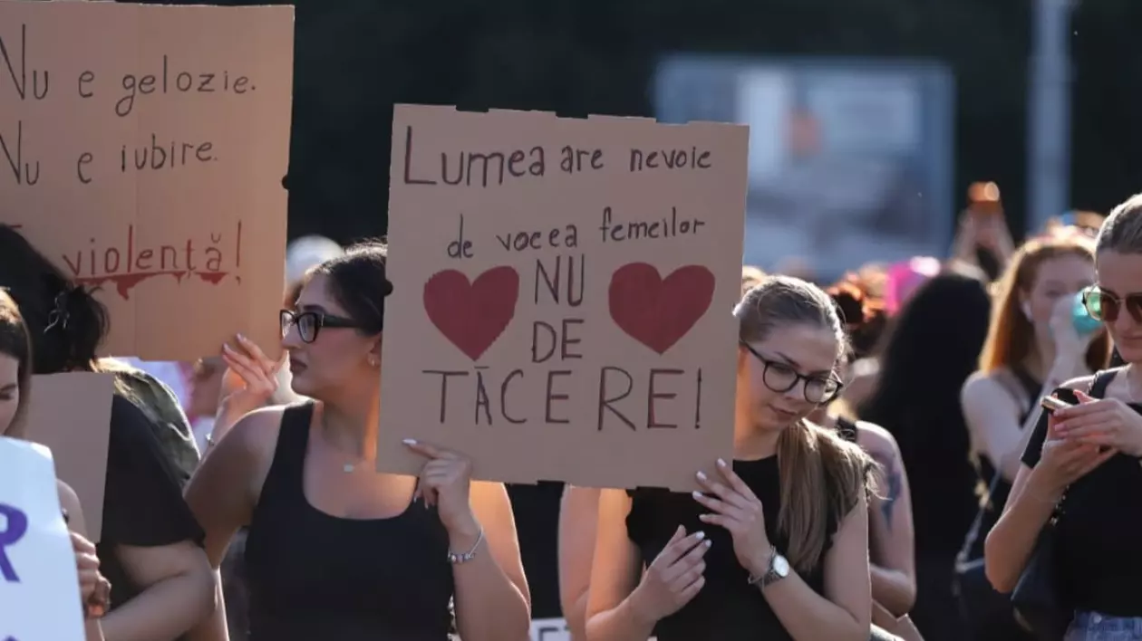 În imagine sunt ilustrate tinere care țin pancarte în mână, în semn de protest